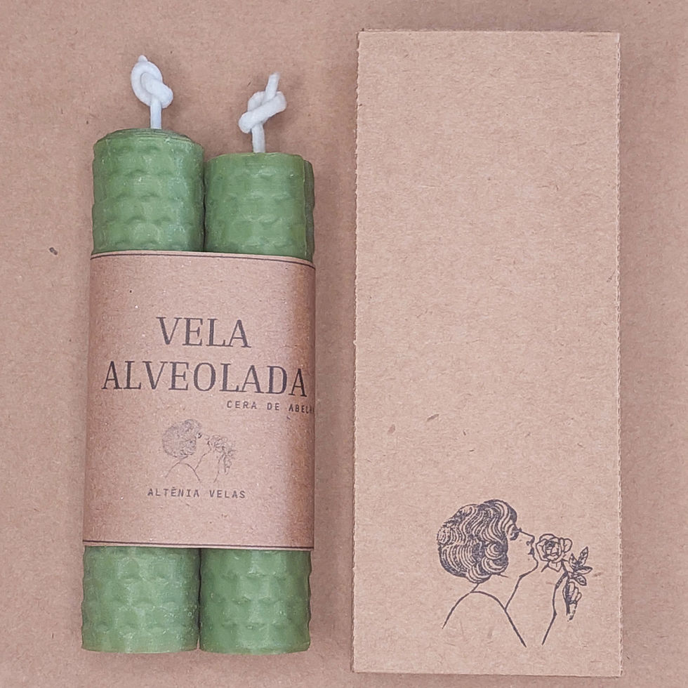 Miniatura: Caixa em papel kraft e duas vela decorativas alveoladas em diversas cores.