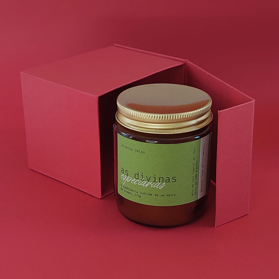 Miniatura: Vela aromática em vidro âmbar com tampa dourada. Vela de 175 g com fragrância de especiarias. Apresentada em caixa cartonada vermelha  e etiqueta verde.