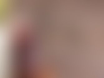 Velas decorativas em cena romântica: luz suave, canela e traço artístico — perfeita para ambientes acolhedores.