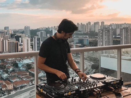 Conheça DJ Sunroi, nova atração do Reveillon N1 de Itacaré