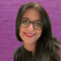 Tarotista profesional con enfoque terapéutico y astróloga Transpersonal. Fundadora del blog de desarrollo personal Conecta contigo y cursos de Astrología para el autoconocimiento en la escuela online Conecta Contigo. Sesiones online