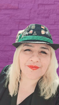 Desde hace más de 25 años es Runóloga y
Tarotista internacional. Cursó sus estudios con maestros nacionales e internacionales y ha obtenido sus títulos
y conocimientos en países como Noruega, Suecia, Alemania, España, Italia y Suiza, donde ha conocido a seres
humanos plenos de luz y dotados de gran sabiduría ancestral. Ha dado conferencias en países como Argentina,
Chile, México, Venezuela, Estados Unidos, Suecia y Alemania acerca del origen de las runas y el antiguo oráculo
germánico del Futhark, así como el Tarot Marsellés, Visconti Sforza, Egipcio, de Ángeles y muchos más. Es investigadora, además, de cultos y rituales antiguos.
Es autora de El Tarot Visconti Sforza,