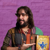 Es Tarólogo, Facilitador de Registros Akásicos, Maestro Reiki, Practicante de Hipnosis Regresiva, Técnica de Liberación Emocional y Terapeuta de Psicodescodificación.
Aparte de hacer consultas también da cursos de herramientas espirituales y participa en diferentes congresos como ponente.