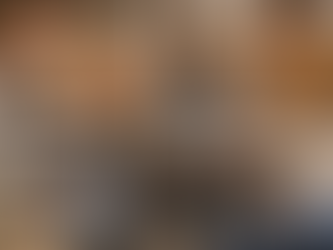 Emotionale Szenen von Menschen mit Tieren: Frau mit Hund, Kind mit Katze, Kind mit Pferd und Hund auf dem Schoß als Symbol für die tiefe Verbindung zwischen Tieren und neurodivergenten Menschen