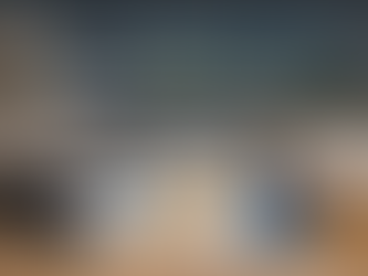 Moderne Reinigungsgadgets wie Saugroboter, UV-Zahnbürstenreiniger und Handstaubsauger auf einem Tisch, symbolisieren alltagserleichternde Tools für neurodivergente Menschen mit Autismus und ADHS, die Sauberkeit und Struktur unterstützen.