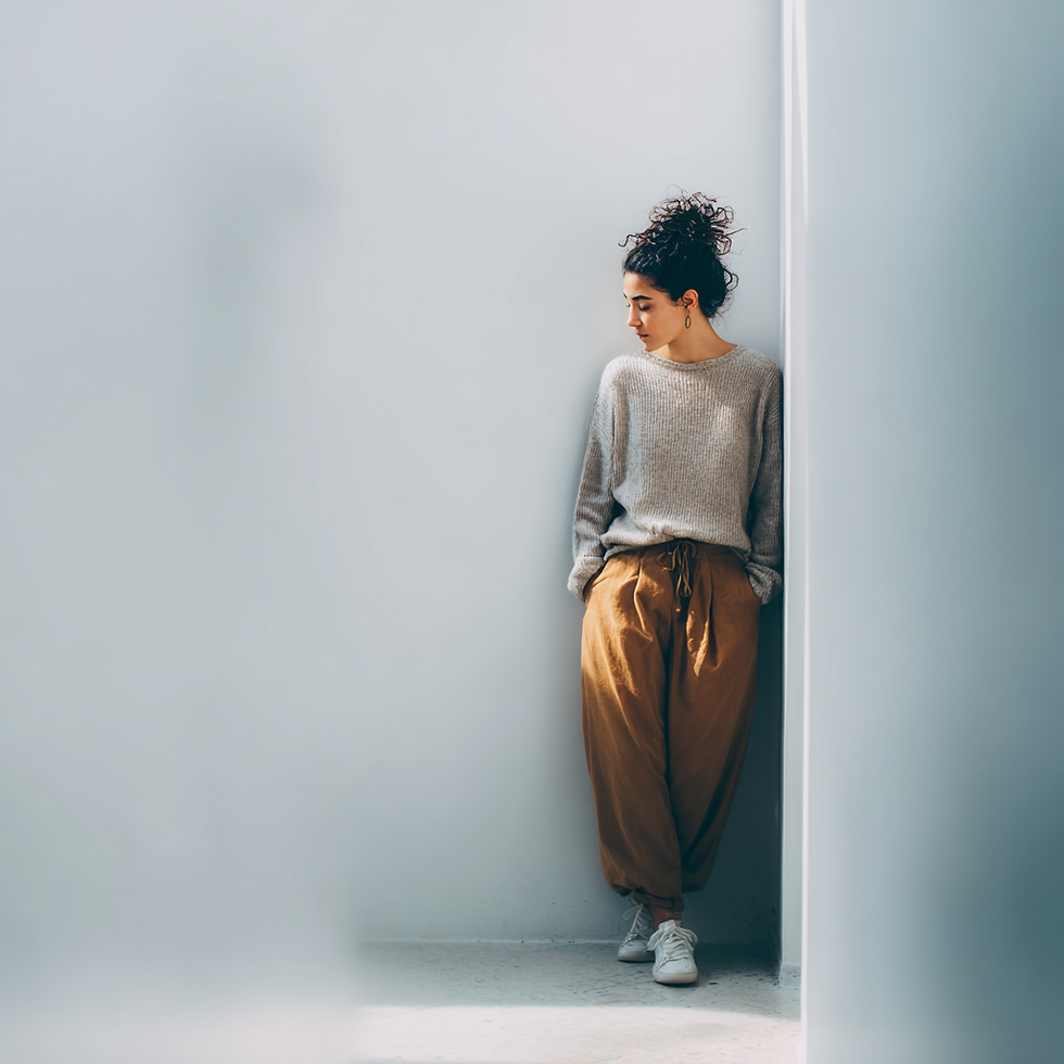 Ruhige Person steht zentriert und präsent in ihrer Haltung als Symbol für rhetorische Stärke und innere Klarheit bei Neurodivergenz.