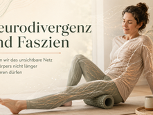 Eine Frau nutzt achtsam eine Faszienrolle auf einer Yogamatte. Über ihrem Körper liegt ein feines, leuchtendes Netz als Symbol für Faszien, Nervensystem und Körperwahrnehmung. Links steht der Titel „Neurodivergenz und Faszien“.