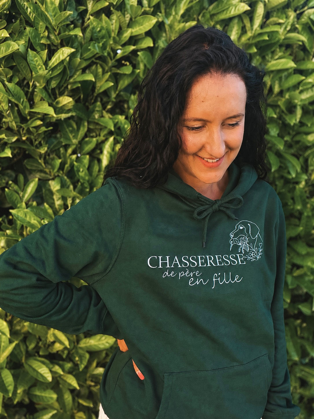 Sweat-shirt brodé “Chasseresse de père en fille” | Chien & bécasse 