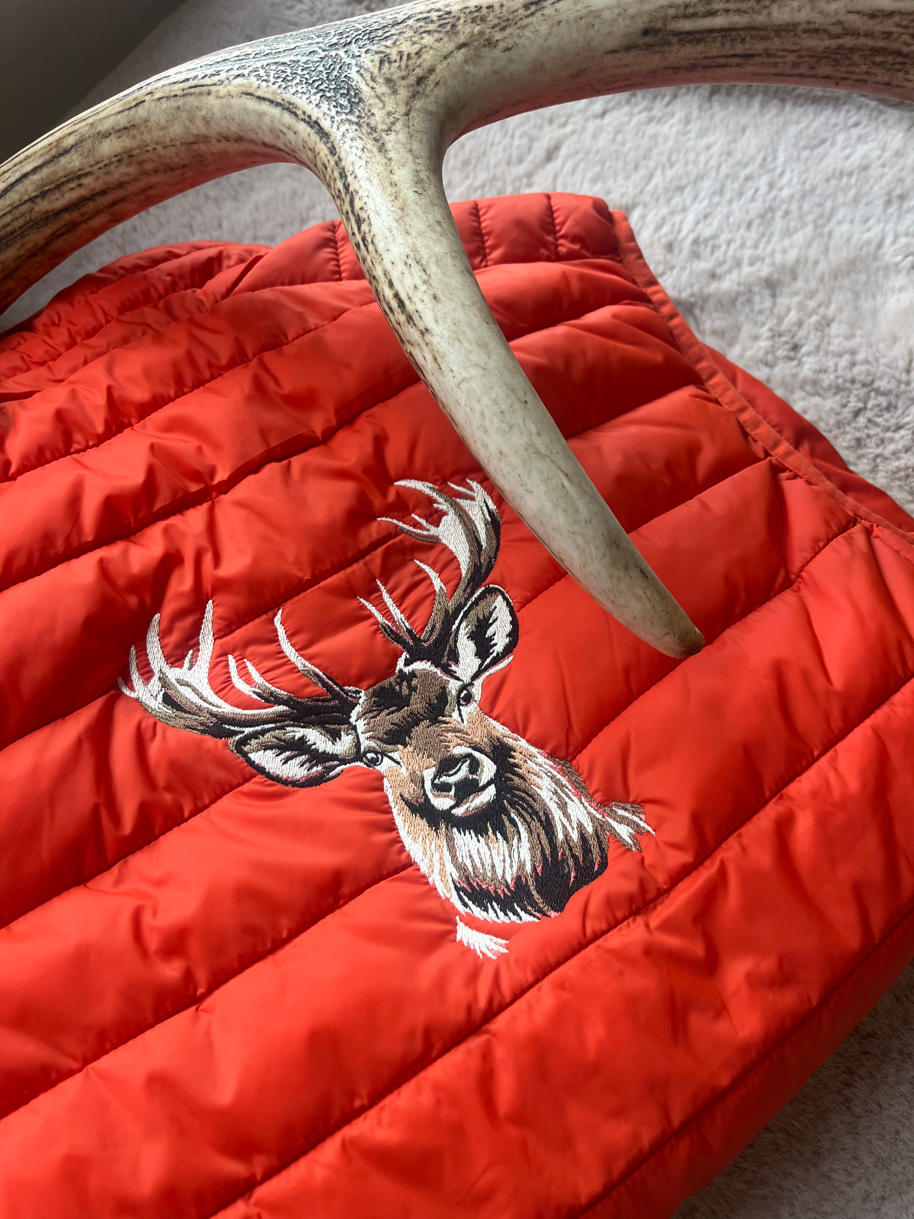 Doudoune sans manches | Cerf Charles broderie dos 