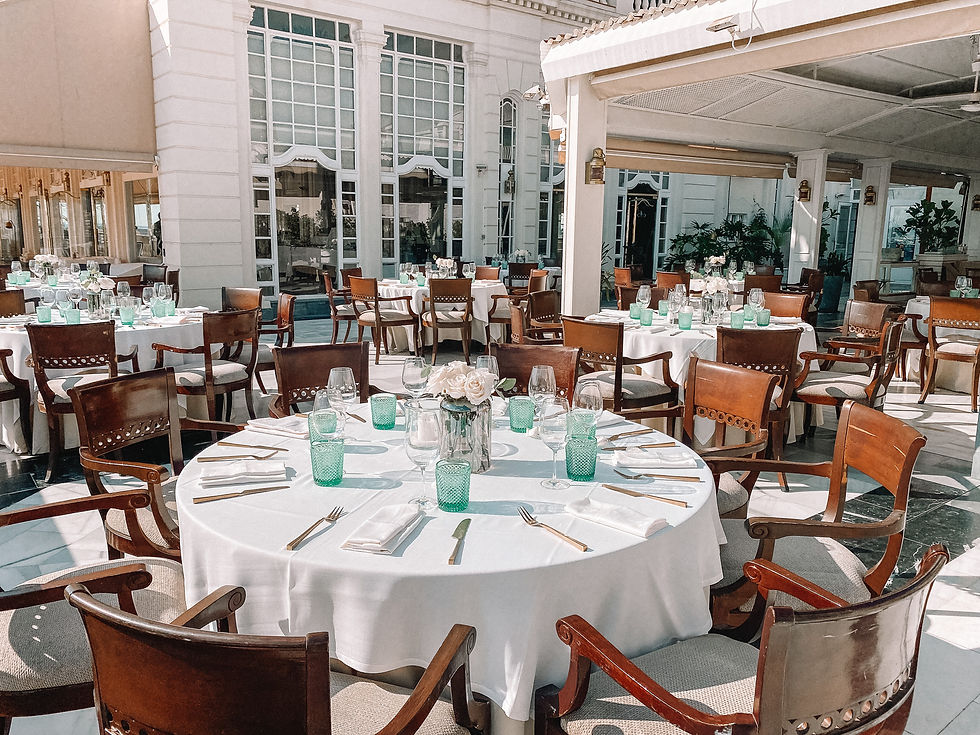 Miniatura: Decoración de mesa Florero gris, rosas blancas