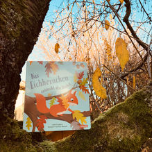 Das Eichhörnchen entdeckt den Herbst