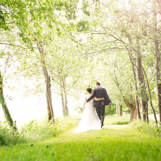 bruidspaar loopt door het bos weg