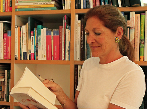 IMG_Ulrike Krasa bei der Recherche in Fachliteratur