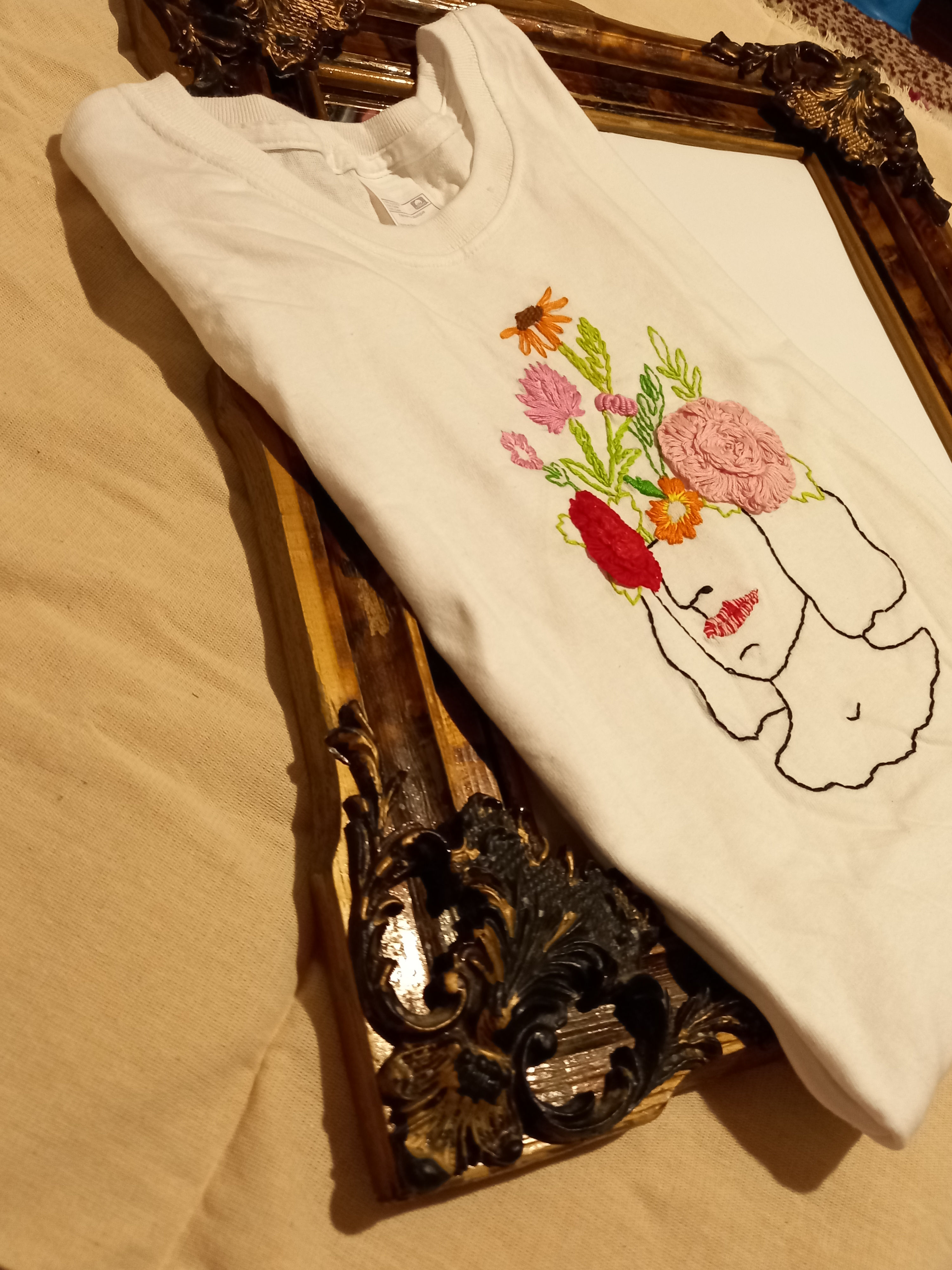 Playera bordada "chica de flores"
