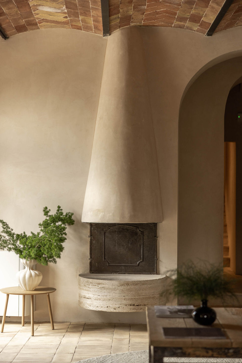 Podere Casino, Petroio — Living room fireplace with vaulted ceiling, Trequanda