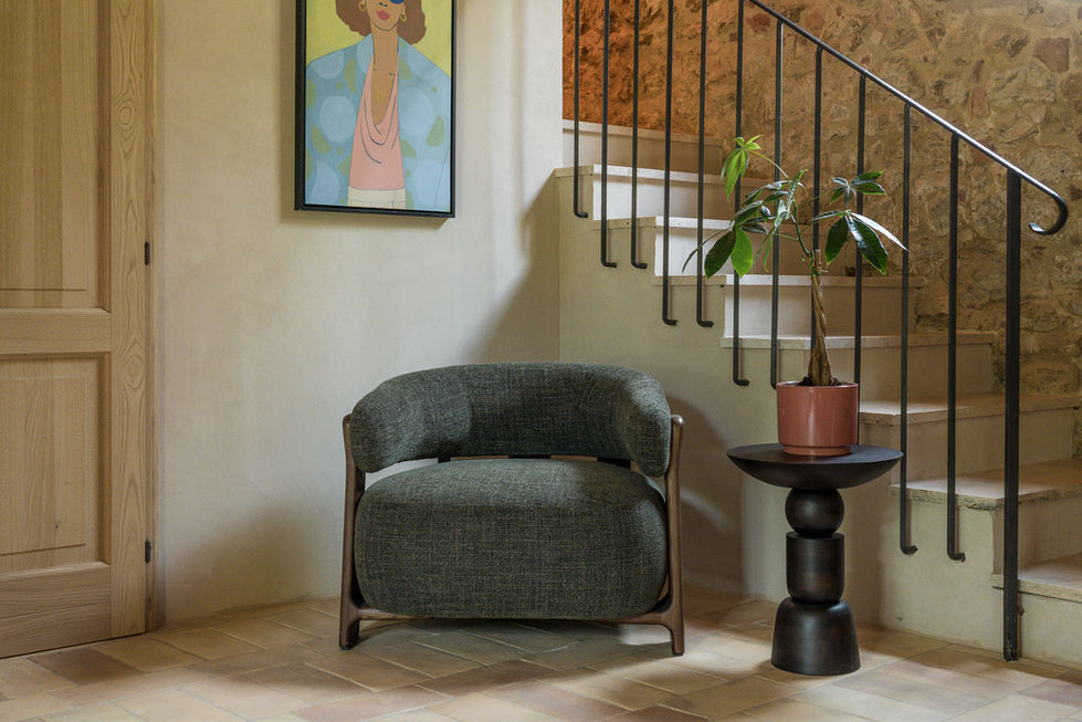 Podere Albergaggio, Pienza — Entryway with armchair and staircase, Val d'Orcia