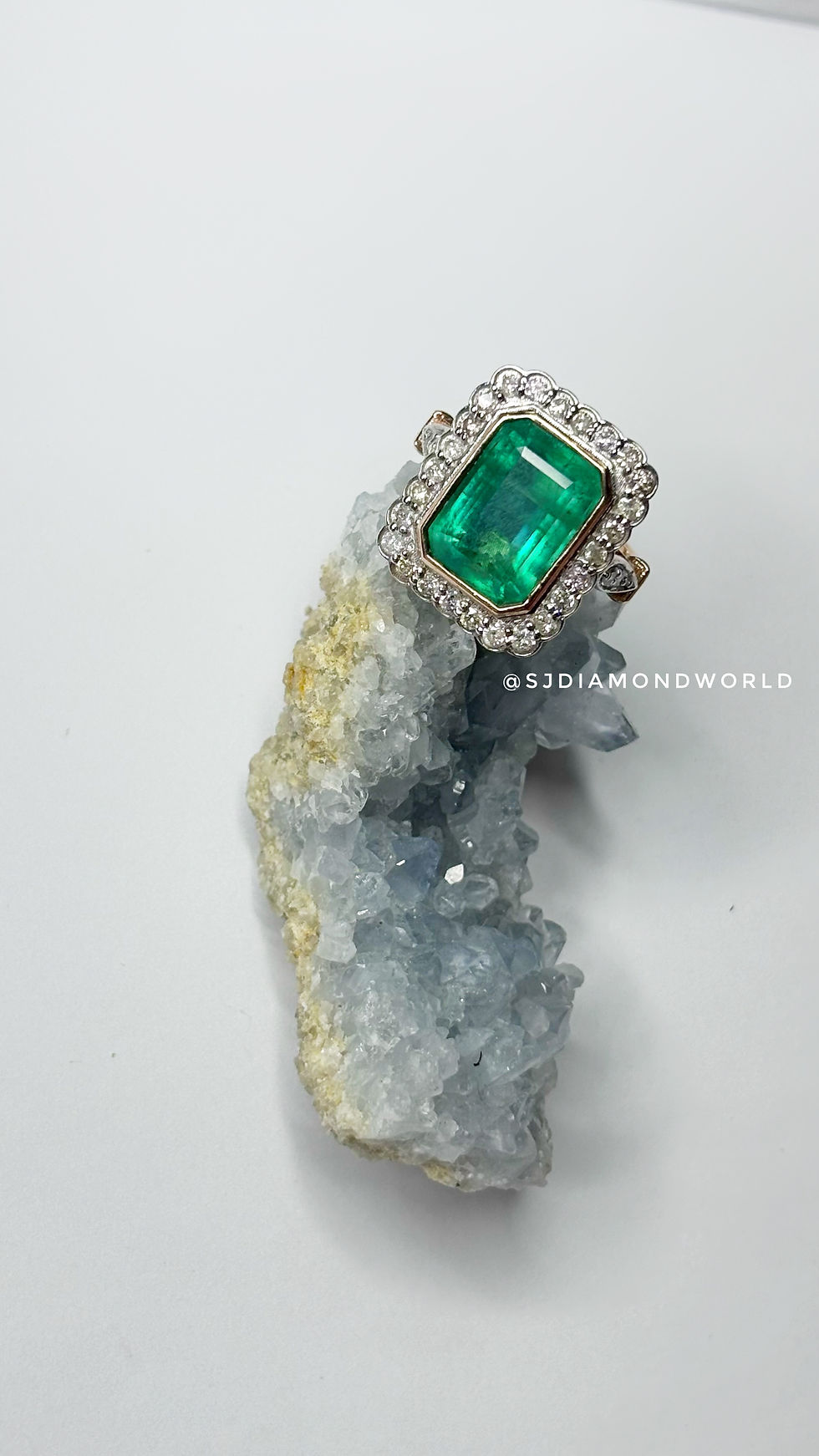 Thumbnail: ROYAL ELIZABETH COLUMBIAN EMERALD & DIAMOND  RING