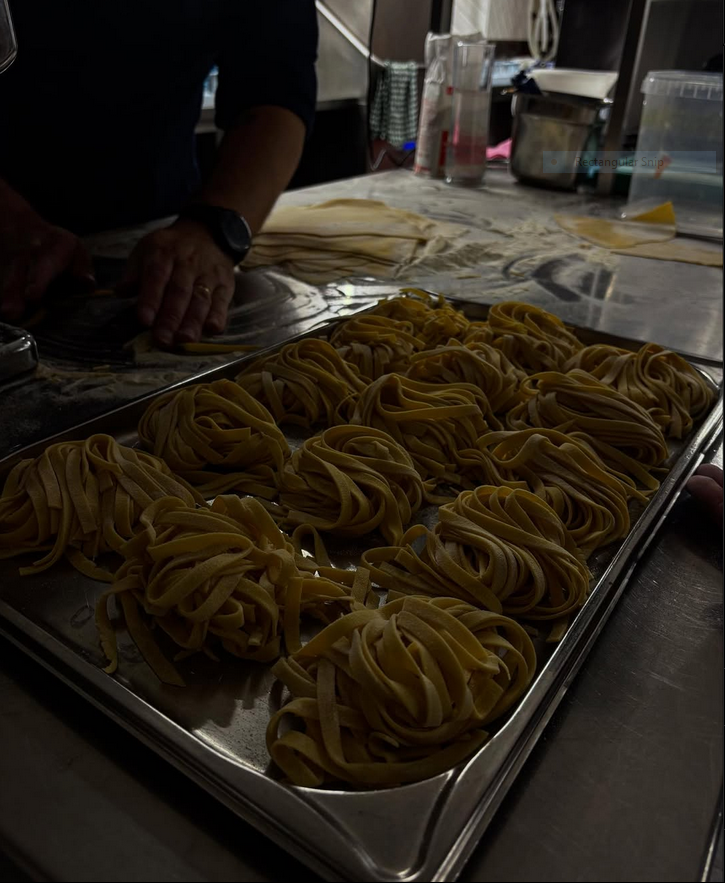 Hausgemachte Tagliatelle frisch zubereitet in Restaurantküche – Charles Villach