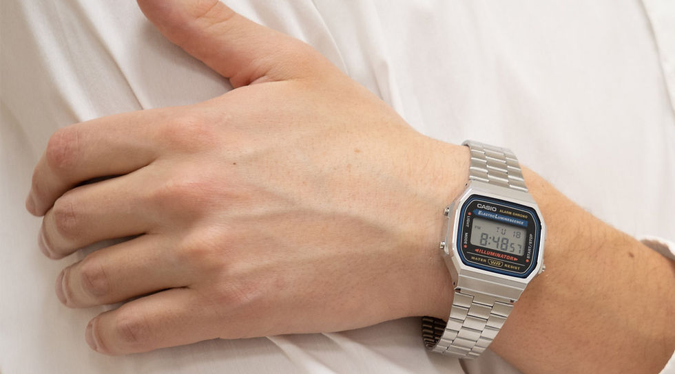 ragazzo posa con orologio casio