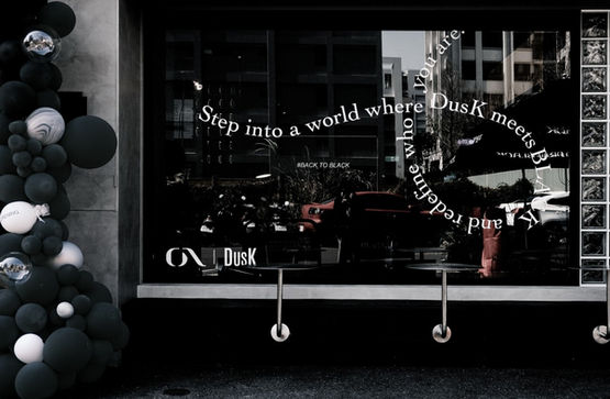 黑色店面櫥窗,左側有黑白氣球,櫥窗上顯示「ON DUsK」字樣。