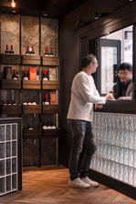 男子在精緻室內設計的酒鋪櫃檯前