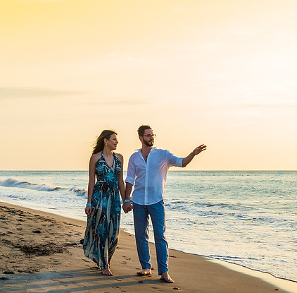Un couple marche sur une plage