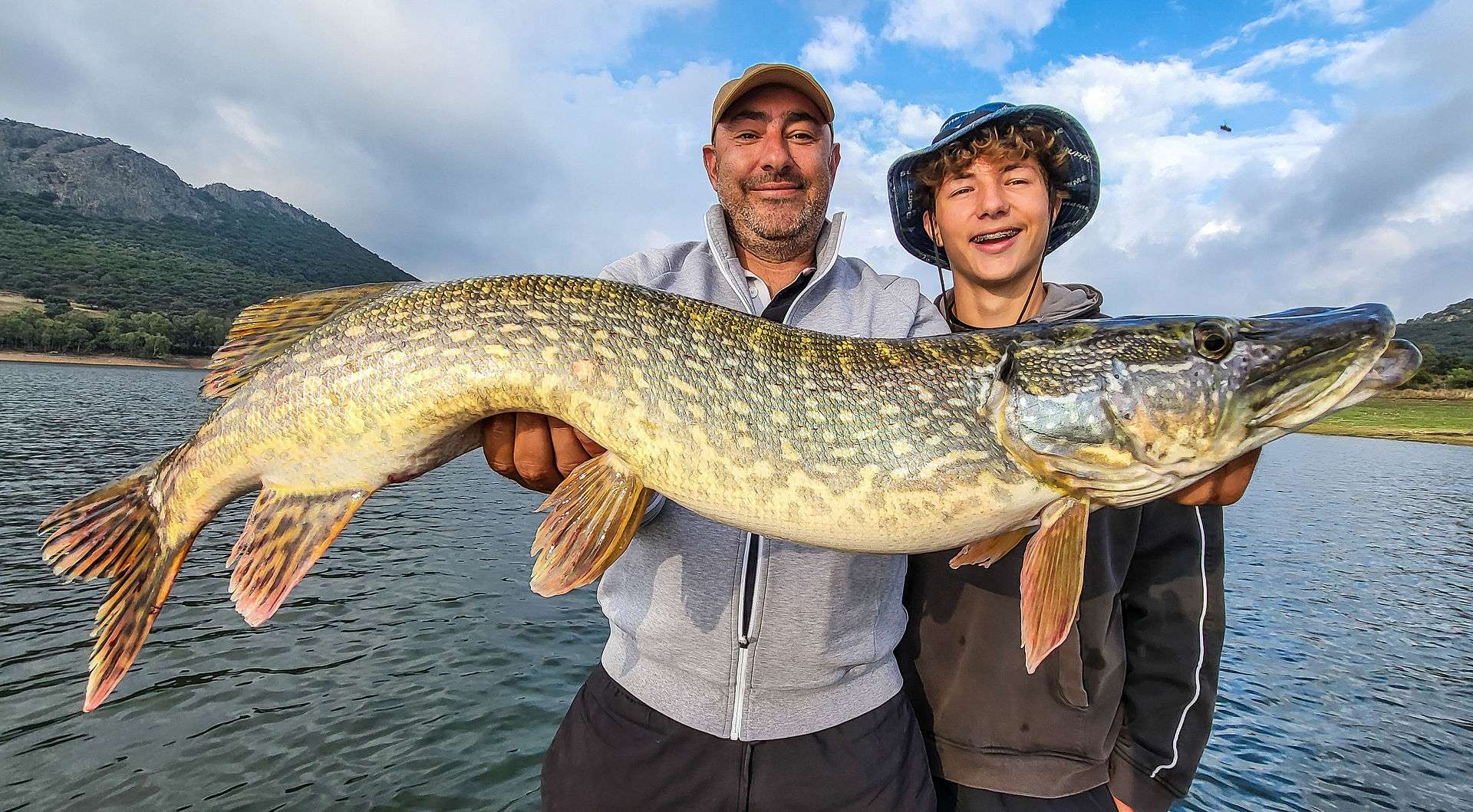 une magnifique journée père et fils avec ce brochet métré en guidage Espagne 