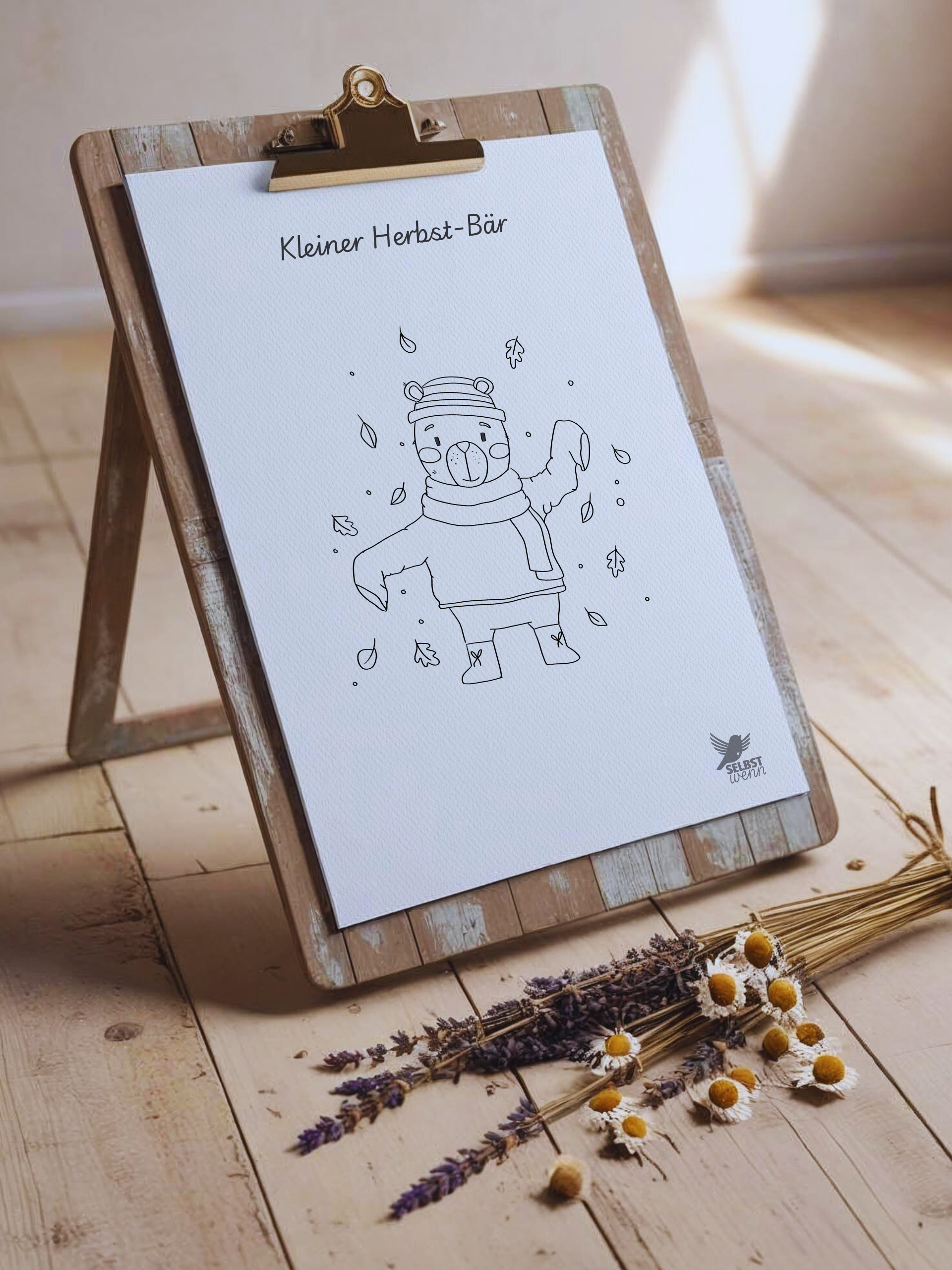 Digitale (Aus)Malvorlage: Kleiner Herbst-Bär – gezeichnetes Motiv von selbst.wenn auf Klemmbrett mit Trockenblumen