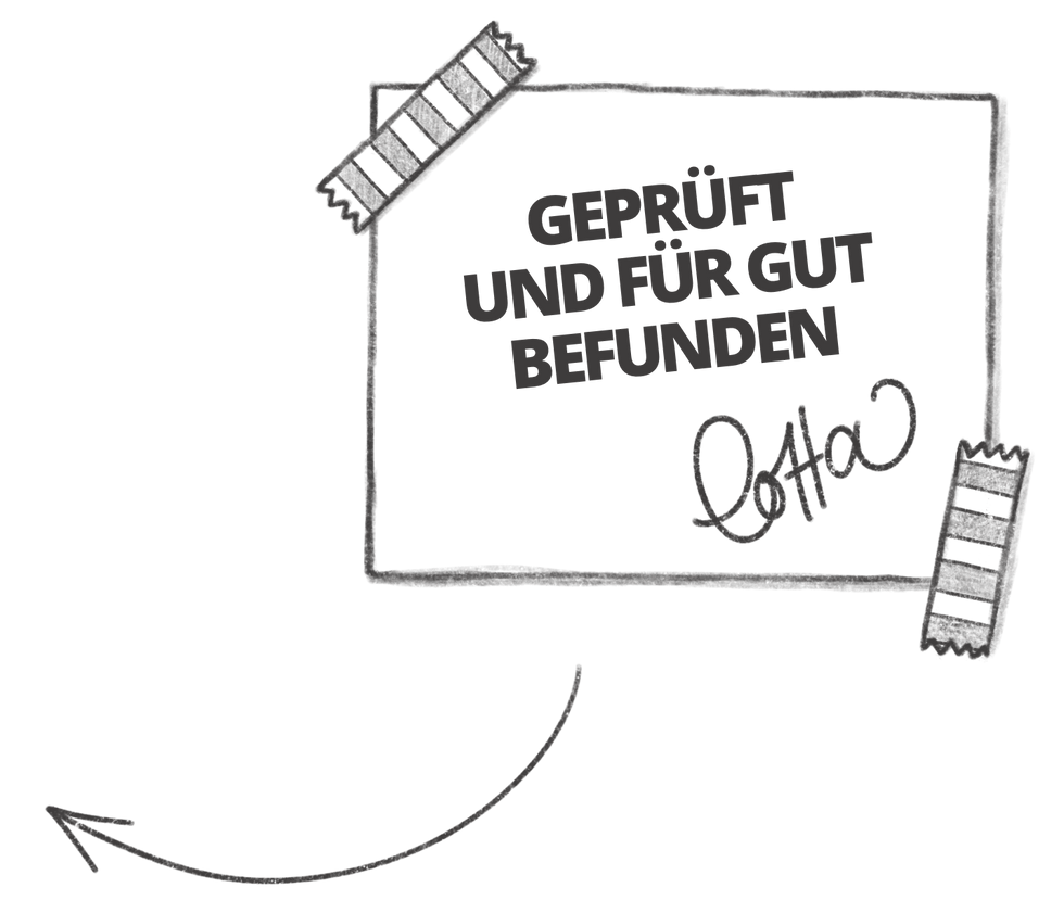 Gezeichnetes Prüf-Schild mit Klebeband befestigt, Text: „Geprüft und für gut befunden“, darunter die Unterschrift „Lotta“ – Qualitätskennzeichnung mit persönlicher Note.