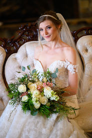Bride with roses at wedding organized by Caver Coordination