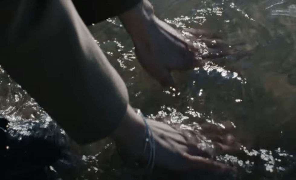 Le mani di un'operaia nell'acqua salata in Luce