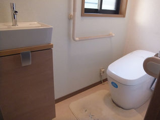 古くなったトイレと手洗器を最新モデルに交換した施工事例