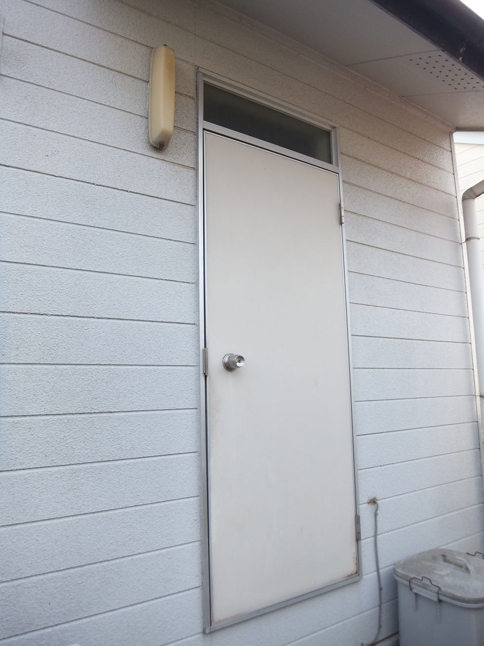 勝手口ドア交換工事 施工事例 外観施工前