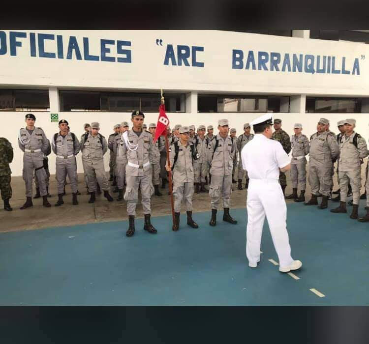 Oficiales "ARC Barranquilla" grupo militar uniformado en formación con oficiales. Colegio Militar Acoolsure.