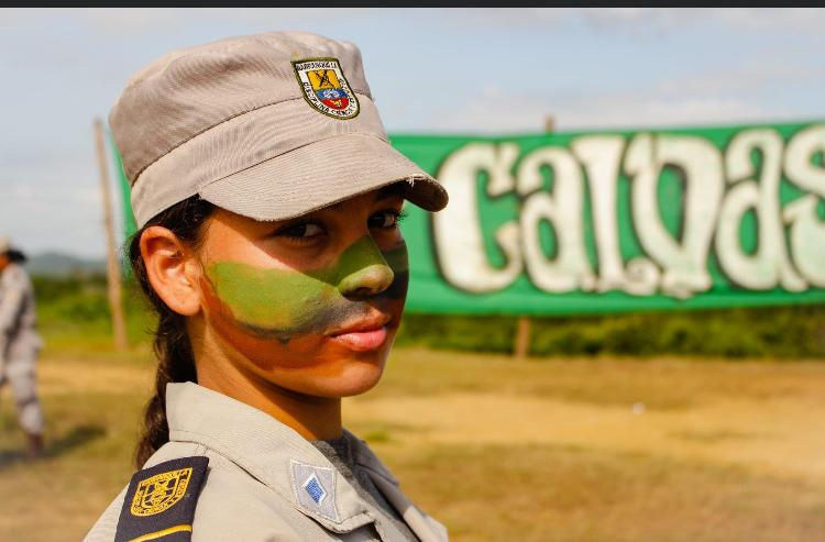 Joven militar con maquillaje verde y texto