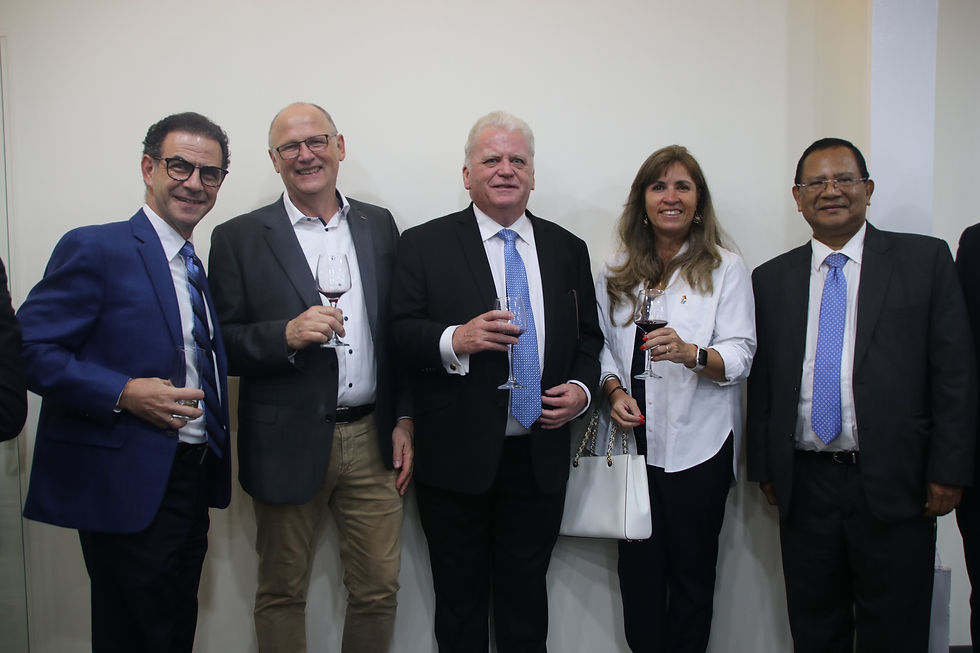 Victor Silhy Presidente de Laboratorios Suizos, Hermann Hesseler, Miembro de la Junta Directiva de AGRAVIS, Kerry Gray de Livisto, Karla Klaus Presidente de AHK