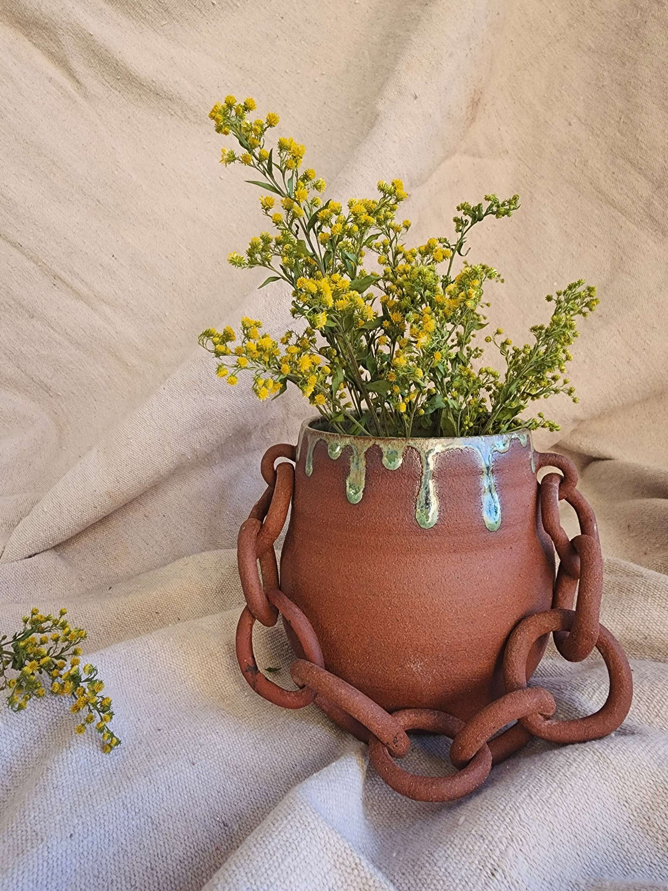 Red clay chain vase