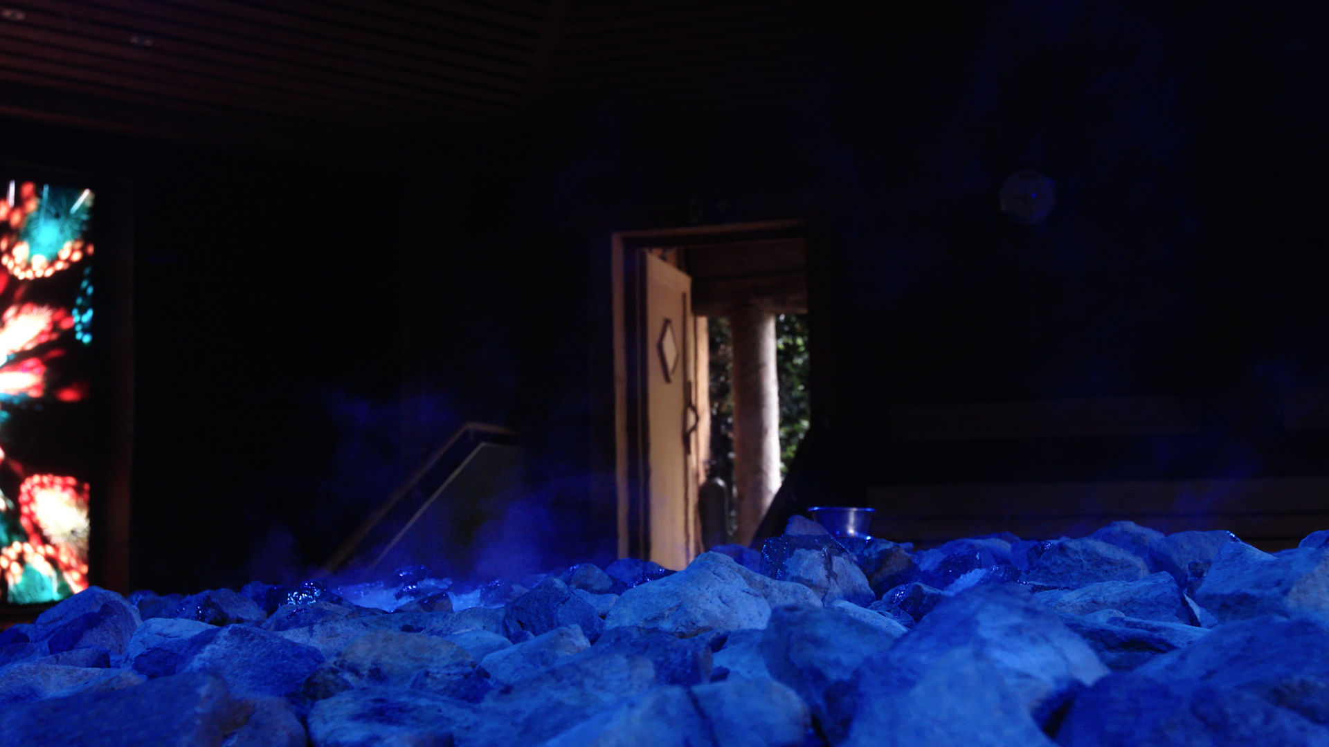 Блакитні камені для сауни, що випаровуються, у випуску «Aufguss» на каналі Sauna Channel Thermen Berendonck.