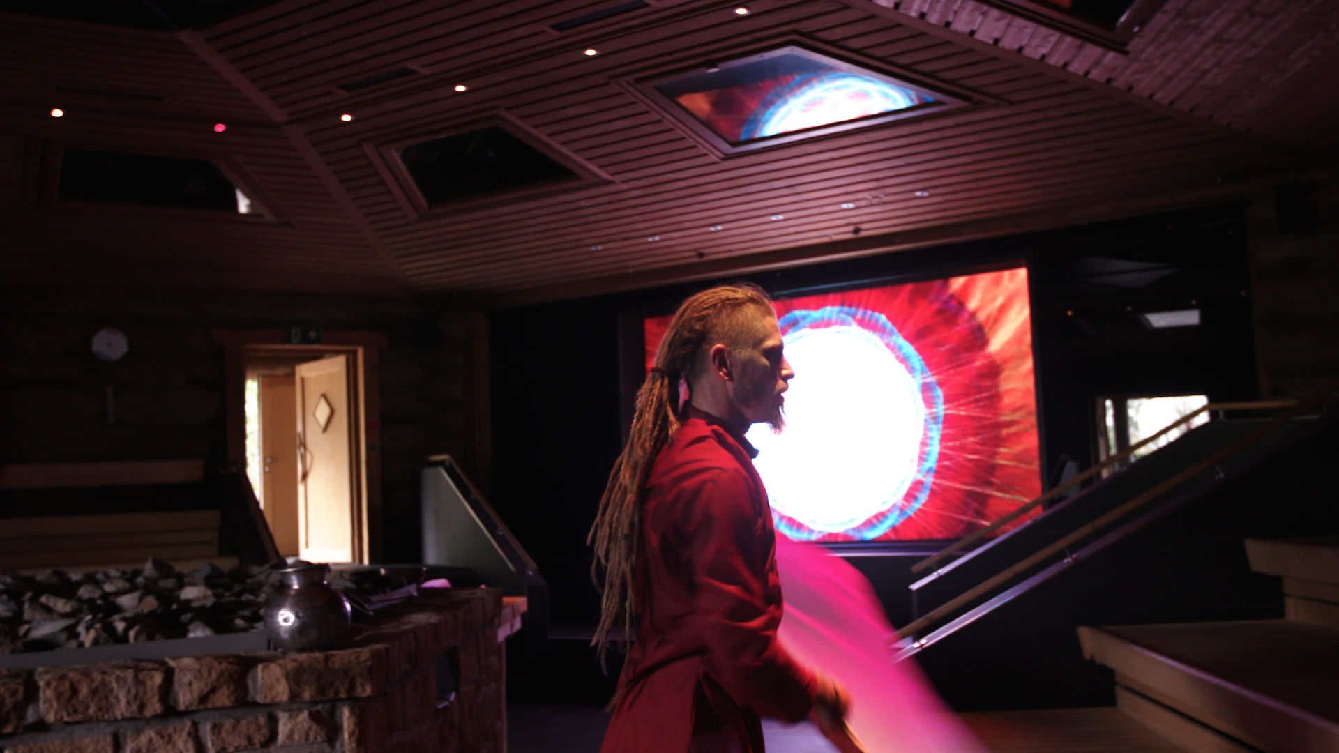 Канал «Sauna Channel» показує курорт «Thermen Berendonck» у місті Війхен, провінція Гелдерланд, Нідерланди, де майстер сауни починає готувати ритуали «Ауфгус»  