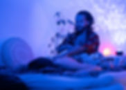 David Ssempebwa udfører tantramassage på kvindelig klient