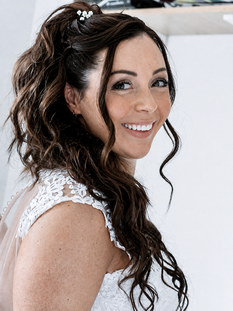 Mise en beauté lumineuse pour une mariée