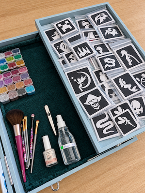 Portant de maquillage avec accessoires pour une prestation ambulante