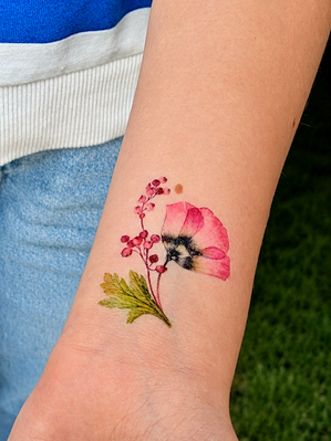 Tatouage éphémère fleuri porté sur le bras