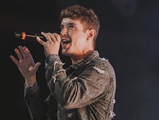Kike Pavón canta por primera vez junto a su padre Enrique Pavón.