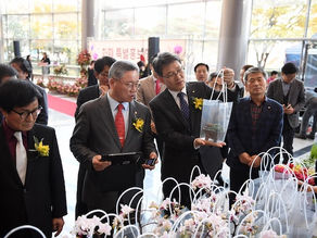 “꽃 선물, 주고받아도 됩니다!”