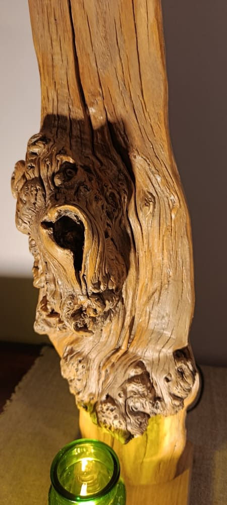Lampe en bois naturel aux reliefs et formes organiques