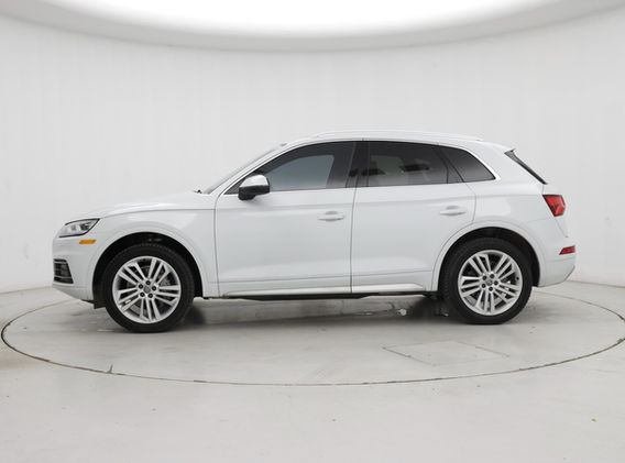 Просторный задний ряд Audi Q5 аренда в Минске для 5 пассажиров с климат-контролем