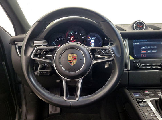 Багажник Porsche Macan прокат в Минске удобный доступ сложенные сиденья объём до 1500 литров