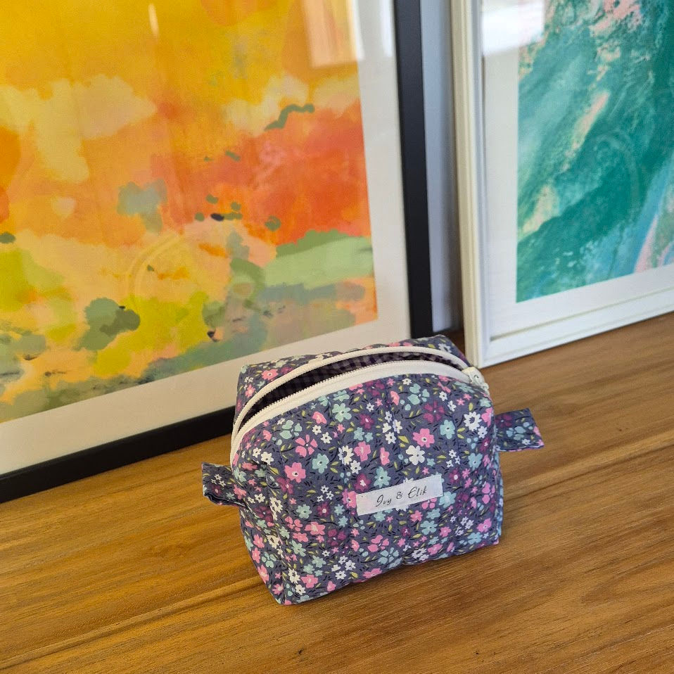 תמונה ממוזערת: תיק איפור קטן בהדפס פרחוני סגול