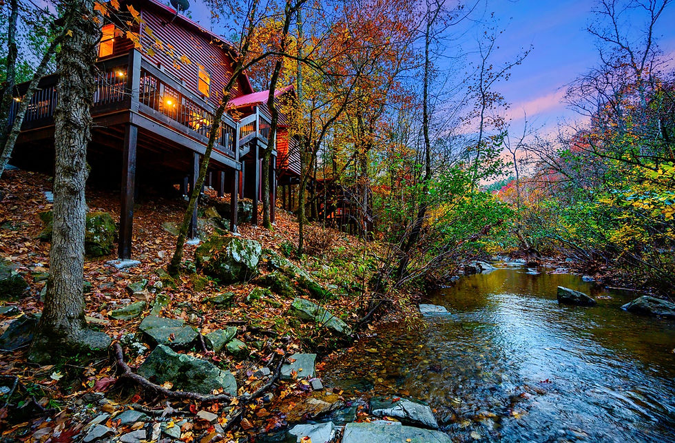 Three-bedroom cabin with red front door and covered porch in Hochatown, Oklahoma
